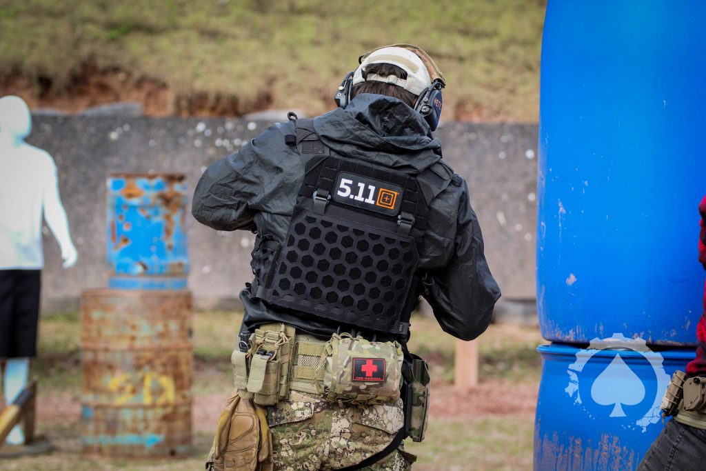 Arma De Fogo, Alvo E Treinamento De Pessoa Ao Ar Livre No Campo De