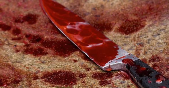 Faca com manchas de sangue