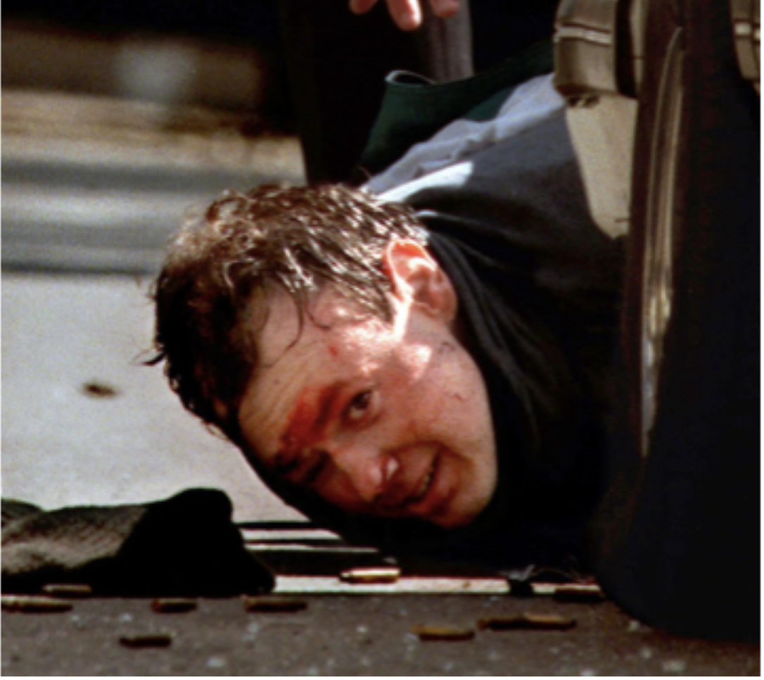 Captura de Tela 2021-01-10 às 1.30.40 PM Último dos assaltantes do Tiroteio de Norte Hollywood a morrer, Emil Decebal Mătăsăreanu foi atingido mais de 20 vezes. Vários estojos no chão... (Los Angeles Times)