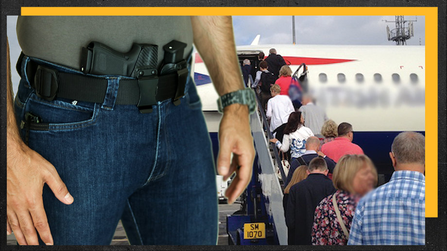 Homem embarcando armado em avião