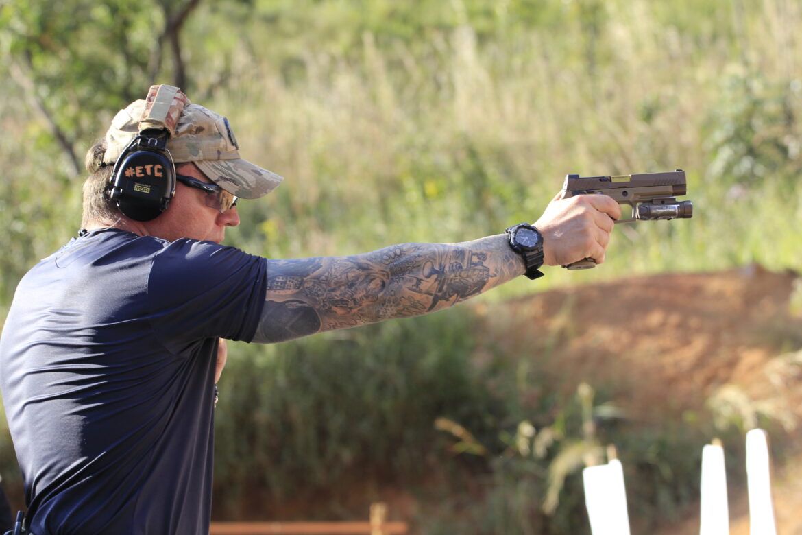 TIRO COM UMA MÃO EMPUNHADURA SIMPLES